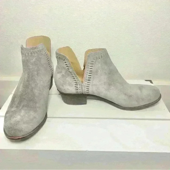 Lucky Brand Women’s Bustina Gray Laser Cut Ankle Booties Boots Size 9.5 M - Picture 2 of 13